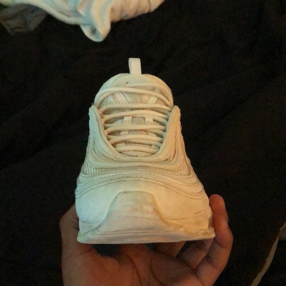 Selling mike air maxes size 8 color white